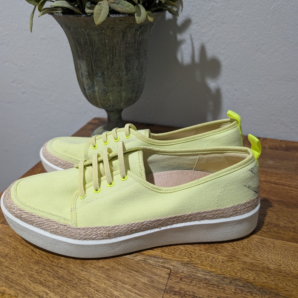 VIONIC Jovie Slip On Canvas Orthotic Sneaker Light Green‎